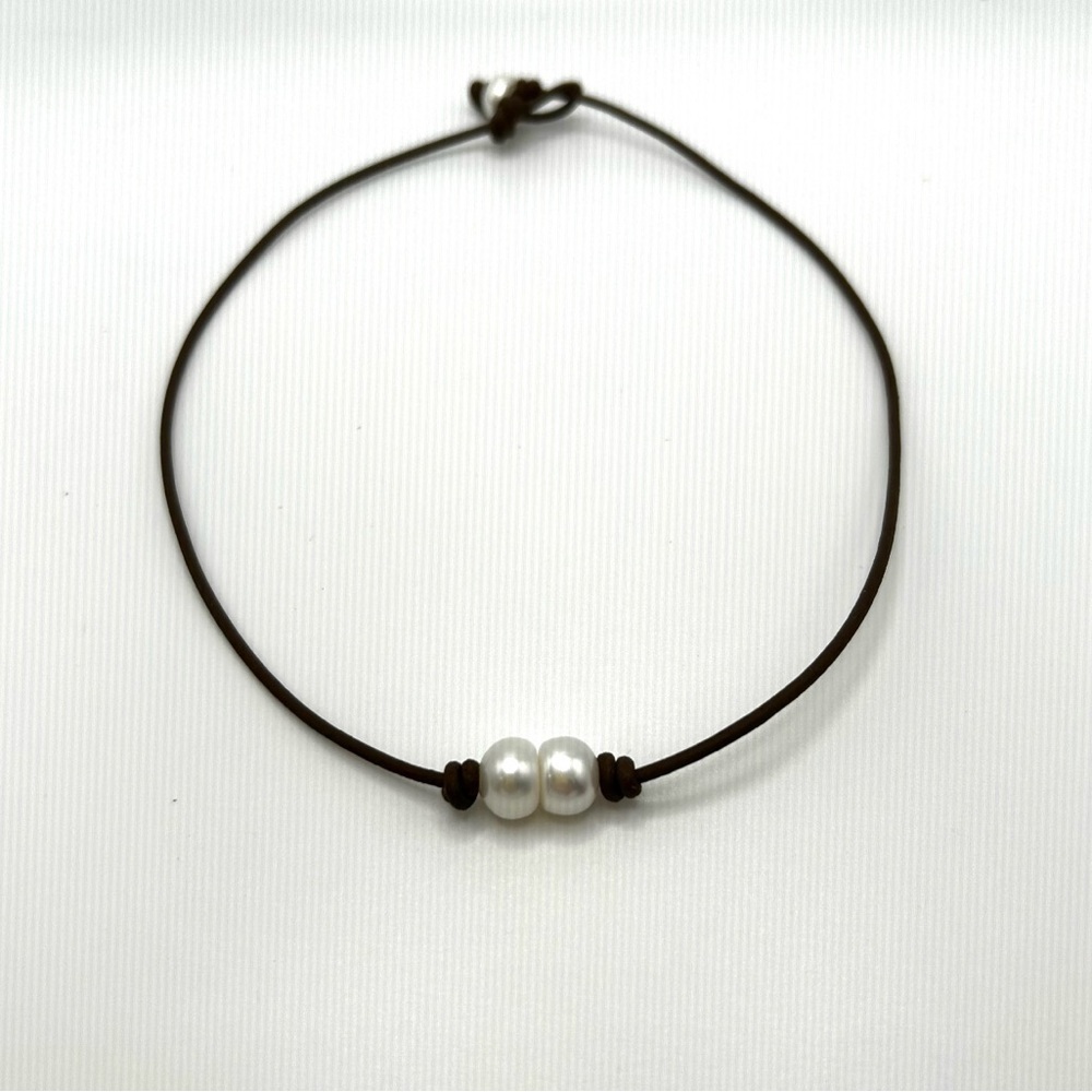 - 2 Freshwater Button Pearls on Leather - choker/necklace. NEW. Handmade - Picture 5 of 7